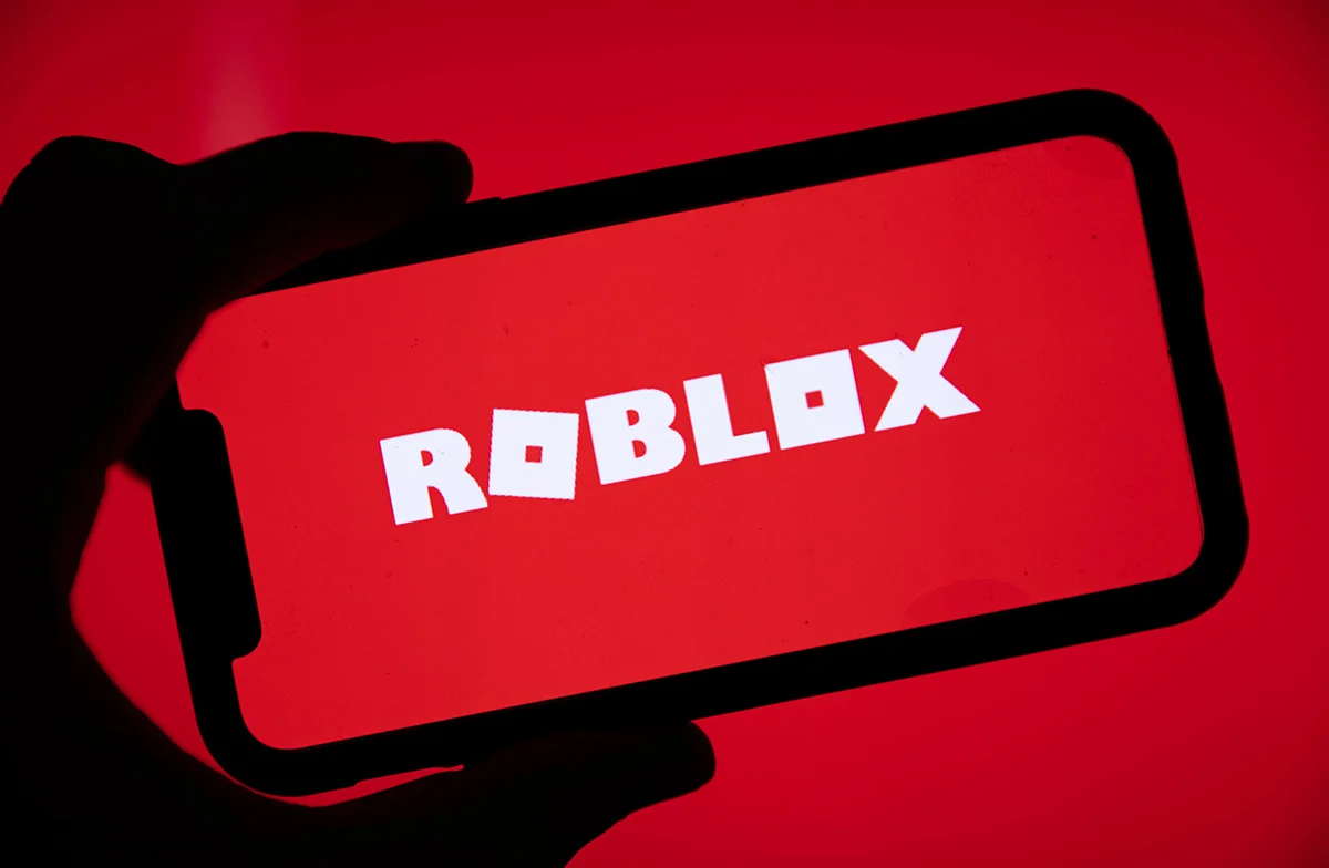 Roblox (RBLX) Stock Dips as Company Overhauls Ad Model and Welcomes Gaming Veteran to Board