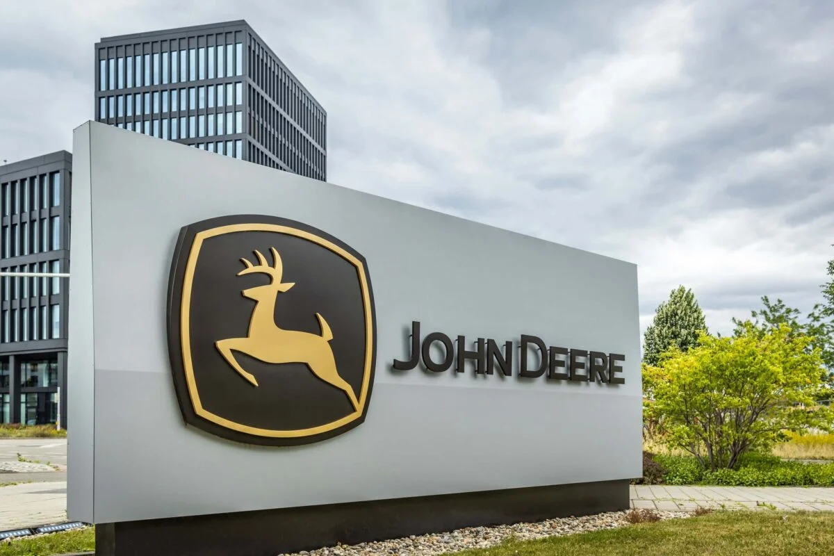 Deere & Company (DE) Stock: $99M Settlement Resolves Farmers’ Repair Access Lawsuit
