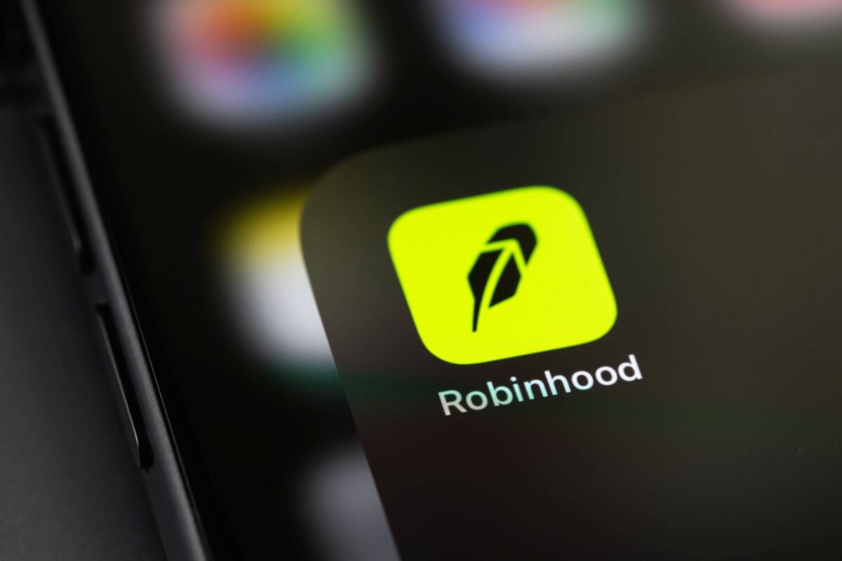 Robinhood (HOOD) Stock Pulls Back as Platform Cuts Risky Prediction Market Contracts
