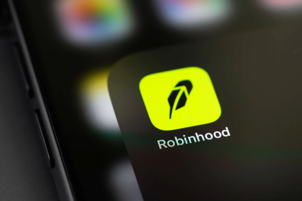 Robinhood (HOOD) Stock: Platform Introduces AI-Powered Trading and Shopping Agents