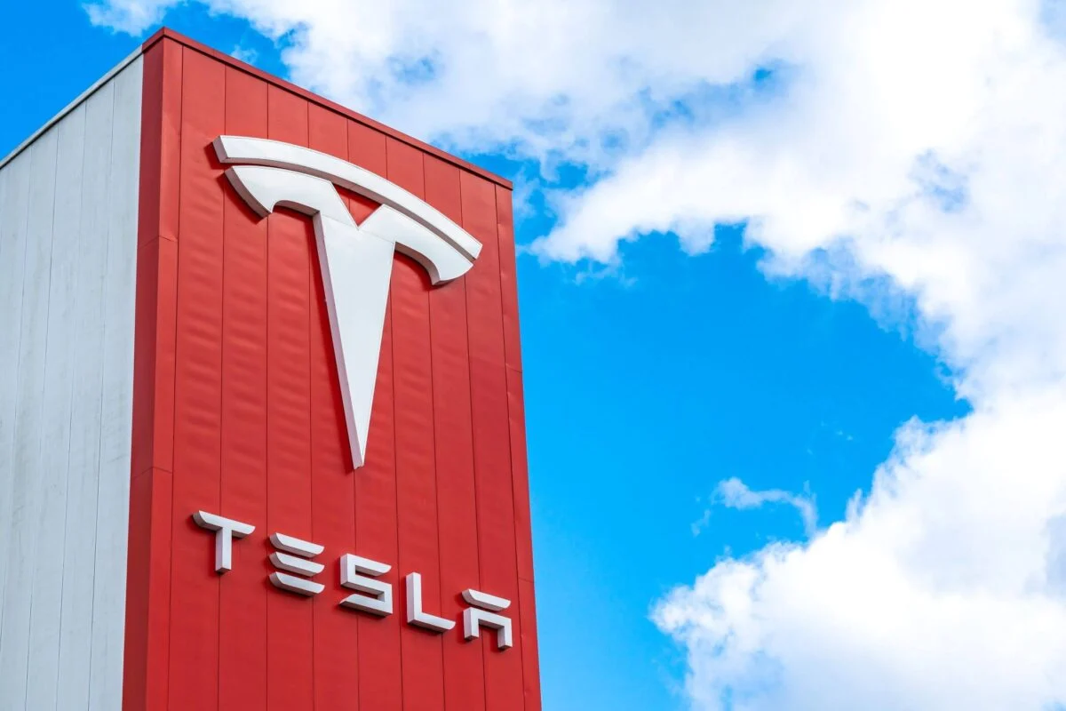 Tesla (TSLA) Stock Gains 1.5% Amid Heavy Institutional Buying Despite Analyst Skepticism