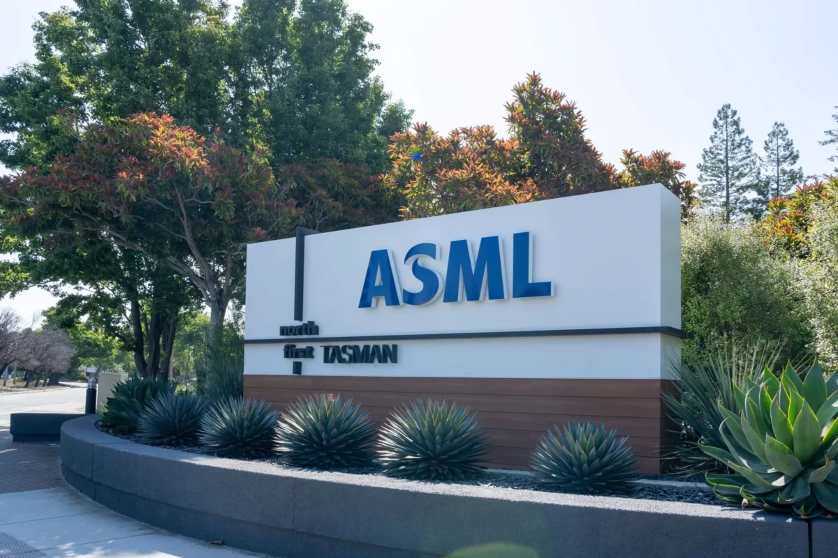 ASML (ASML) Stock Dips 2% Amid U.S. Allegations of EUV Technology Breach to China