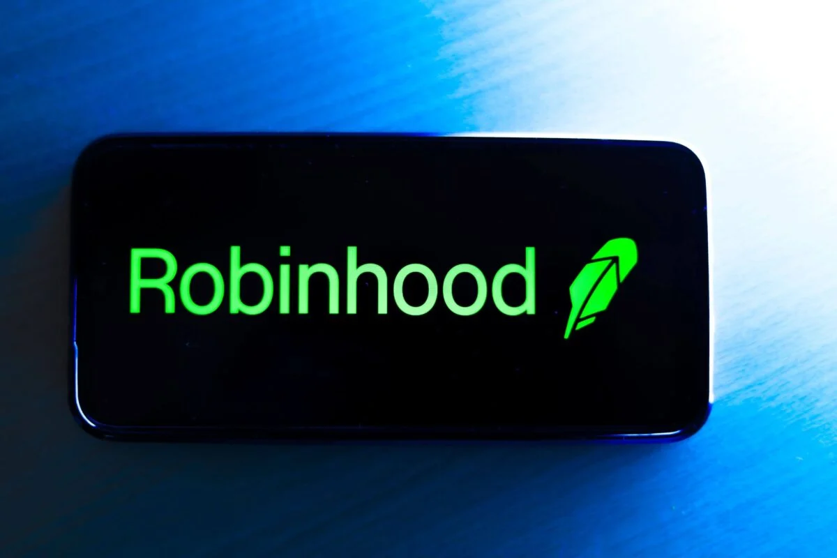 Robinhood (HOOD) Stock Climbs Despite SpaceX IPO Trading Disruptions