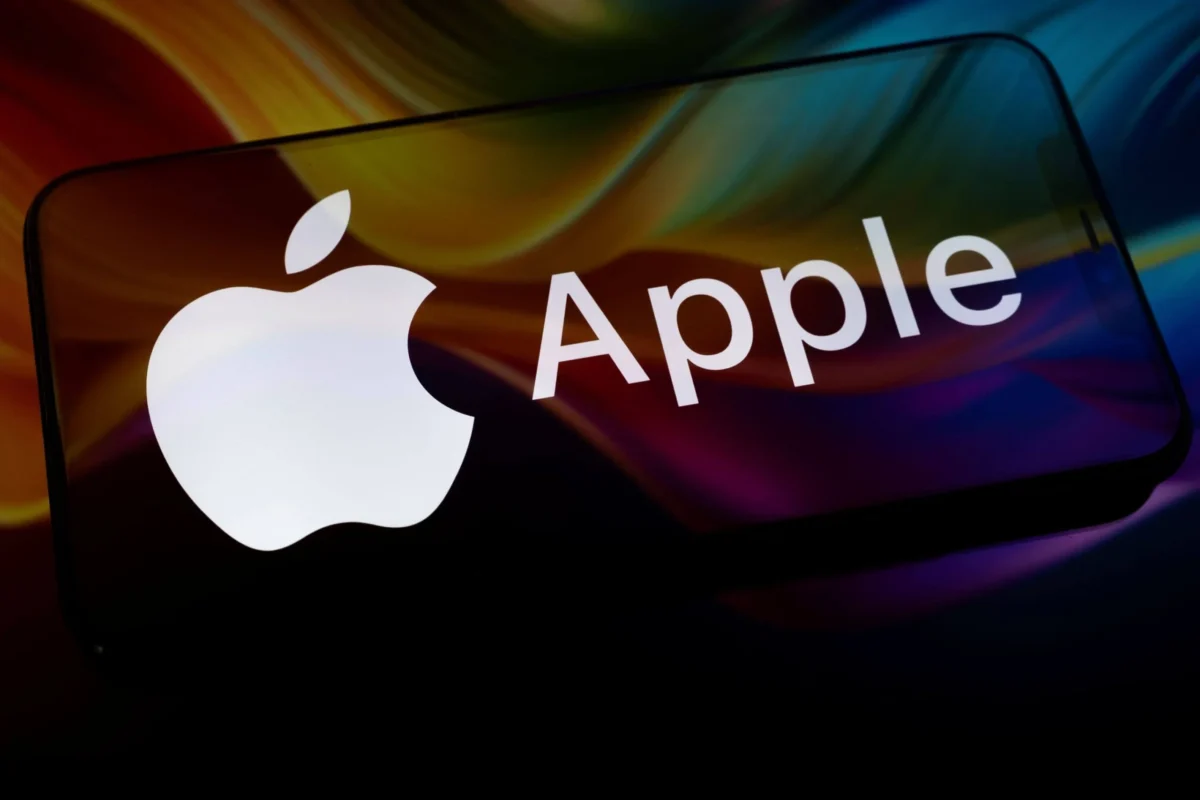 Apple (AAPL) Stock Tumbles as Memory Chip Crisis Drives MacBook Price Surge