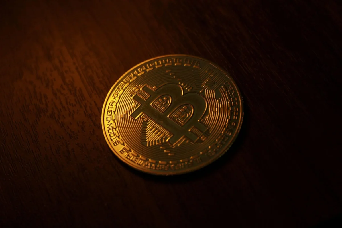 Bitcoin (BTC) Stock Slides Under $62K as U.S.-Iran Tensions Escalate and Oil Surges